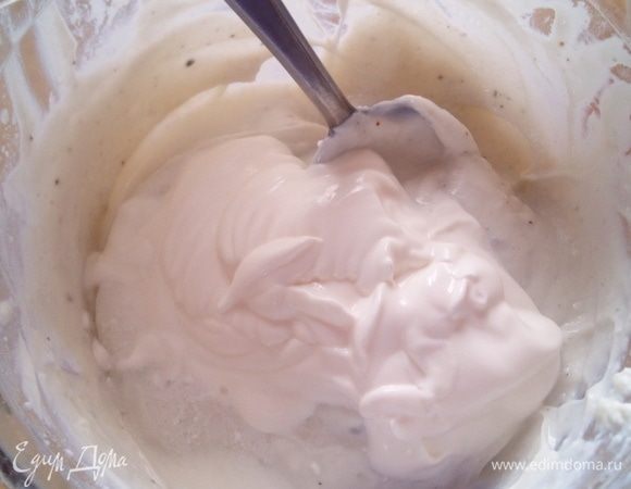 Тем временем начинаем готовить сливочный соус. Для этого, в стеклянную глубокую посуду выкладываем 1 упаковку рикотты (или нежирной пресной творожной массы), добавляем 1 упаковку жирных густых сливок (можно заменить смесью 50% жирной не кислой сметаны, и 50% жирных сливок), добавляем соль, свежемолотый перец, смесь сухих измельченных грибов. Все хорошо перемешать венчиком или в блендере.