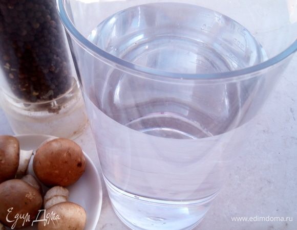 Для начала поставим 2 литра воды на огонь в кастрюле с толстым дном.