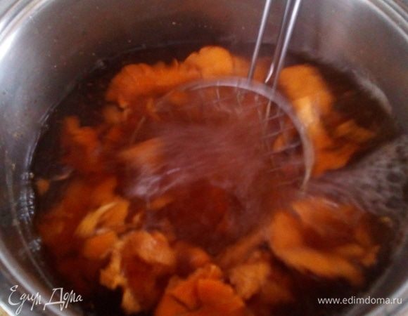 Как закипит вода, опускаем очищенные лисички на 30–40 секунд в кипящую воду, и сразу достаем их с помощью половника, выкладываем на деревянную или стеклянную поверхность для дальнейшего измельчения. Огонь не выключаем, но убавляем.