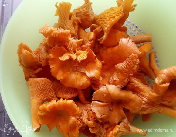 Чистим лисички, ополаскиваем под проточной водой.