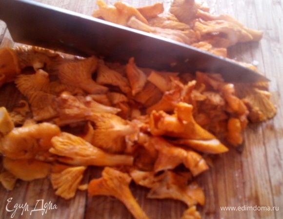 Не сильно измельчаем ошпаренные кипятком грибы.