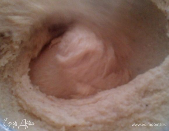 Полента должна хорошо загустеть. Обычная полента готова через 40 минут. Но сейчас есть и кукурузная мука быстрого приготовления — 15 минут, и готово! По готовности добавить кусочек сливочного масла.