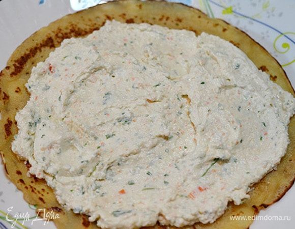 Начинку распределяем по блину, немного отступая с края.