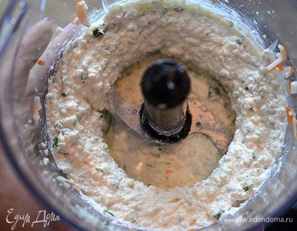 Пробиваем до однородности. Посолим.