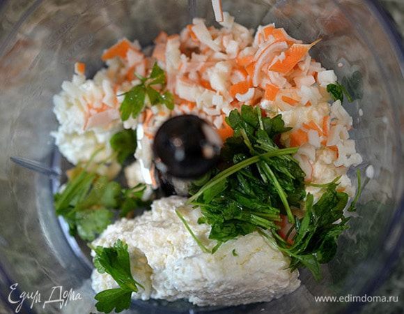 В чашу блендера кладем творог, крабовые палочки, чеснок и зелень.