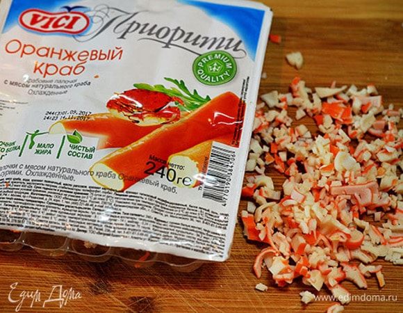 Крабовые палочки порежьте. Я всегда использую крабовые палочки ТМ VICI. Они очень вкусные, сочные, кроме того, серия Премиум, как у меня, содержит мясо настоящего краба. К тому же, они не содержат консервантов. И я не устаю поражаться такому огромному выбору крабовых палочек этой марки: здесь есть и обычные замороженные крабовые палочки, есть охлажденные, есть с мясом настоящего краба и омара, есть сурими-имитация креветки и много-много других вариантов. Просто глаза разбегаются!