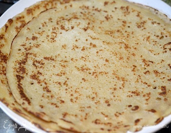 Испеките два больших блина по любимому рецепту.