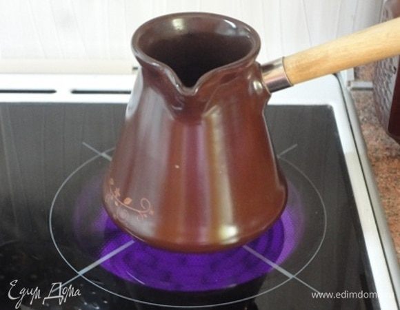 Сварите кофе из 1 ст. ложки мелкого помола и 100 мл воды, очищенной через фильтр.