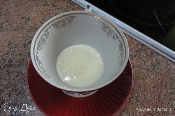 Желток взбейте с 1 ч. ложкой сахарной пудры и щепоткой ванили (или 1/2 пакетика ванильного сахара) и перелейте в чашку.