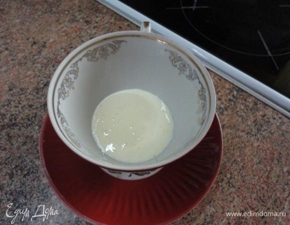 Желток взбейте с 1 ч. ложкой сахарной пудры и щепоткой ванили (или 1/2 пакетика ванильного сахара) и перелейте в чашку.