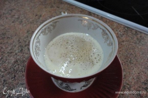 60 мл готового кофе влить тонкой струйкой в чашку с желтком.