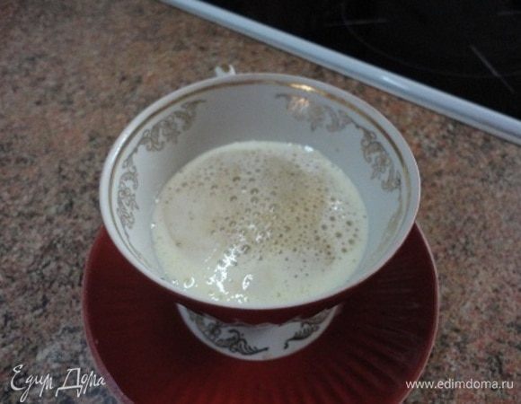 60 мл готового кофе влить тонкой струйкой в чашку с желтком.