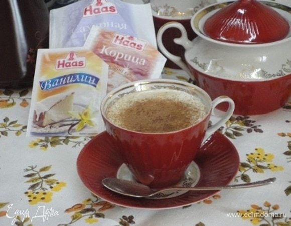 Приготовьте пенку. Для этого смешайте молоко со сливками и прогрейте на плите или в микроволновой печи. Взбейте эту смесь и добавьте к кофе. Посыпьте кофе корицей.