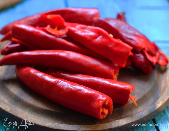Взять 6 крупных перцев (15 см) или меньшее количество мелких перцев.
У перцев удалить плодоножку и семена, произвольно порезать. Если хотите очень острый соус, то семена не выбрасывайте, они нам еще пригодятся. При нарезке используйте перчатки!