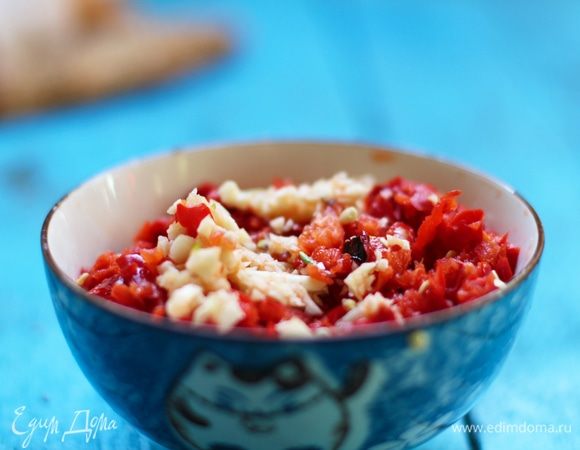 В чашу блендера сложить чили и чеснок, налить немного воды от общего количества. Пробить блендером массу до состояния неоднородных мелких хлопьев (в пюре массу не превращайте!). При необходимости долейте немного воды, если масса прилипает к стенкам чаши блендера.