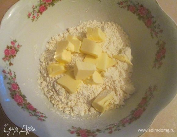 Для песочного коржа муку смешать с сахарной пудрой HAAS. Добавить нарезанное кусочками холодное сливочное масло и ванилин.
