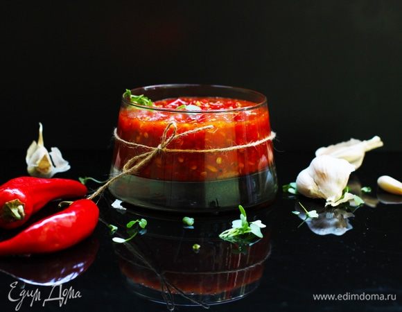 Переложите чили в сотейник, добавьте сахар, сок и цедру апельсина, соевый соус и уксус (если хотите поострее —  добавьте семена). Влейте воду, за исключением одной столовой ложки (в ней мы разведем крахмал). Доведите смесь до кипения, а затем варите около 30 минут под крышкой, убавив огонь до низкого. Все кусочки чили должны стать мягкими. В самом конце снова сделайте огонь максимальным. Разведите крахмал в оставшейся ложке воды и влейте тонкой струйкой в соус, постоянно размешивая. Как только все равномерно загустеет, снимайте с огня. Чили готов.