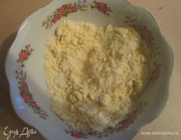 Растереть тесто руками до состояния крошки.