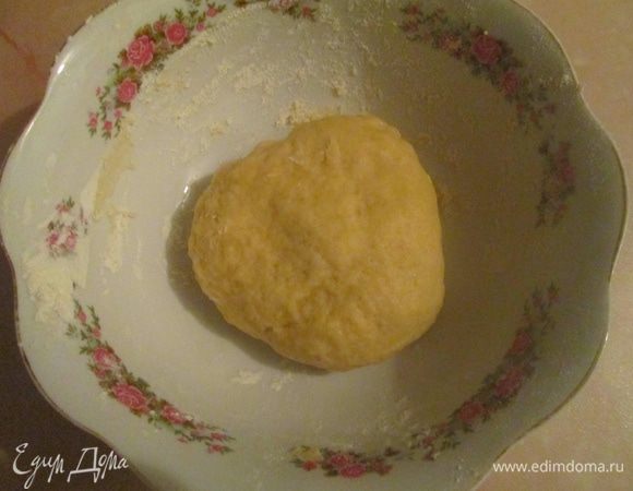 Добавить ледяную воду и быстро замесить тесто. Скатать в шар, завернуть в пищевую пленку и убрать в холодильник на полчаса.

