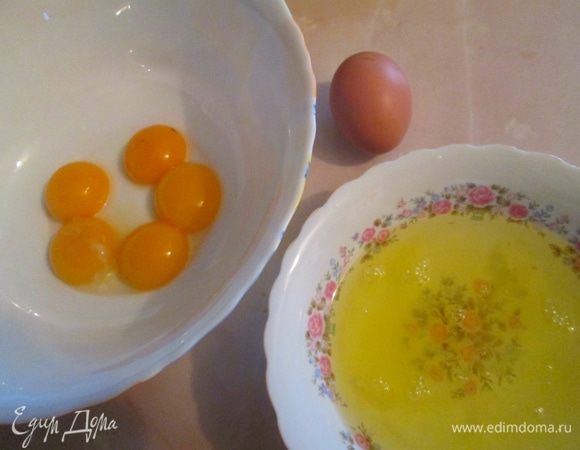 Тем временем приготовить миндально-тыквенный корж. Белки отделить от желтков.