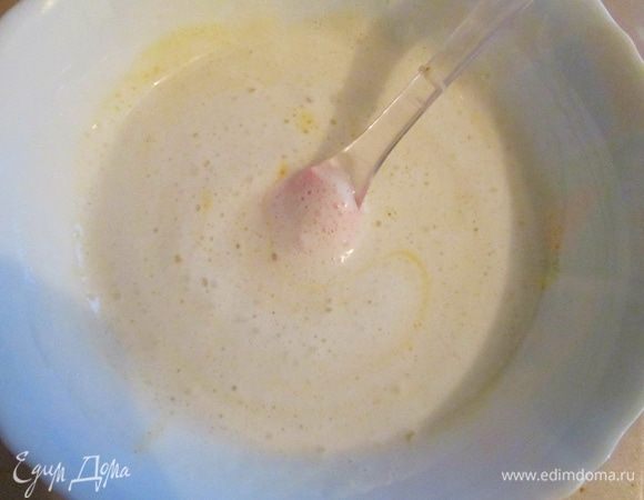 Белки взбить с сахаром и осторожно выложить на желтковую массу, аккуратно перемешать лопаткой.

