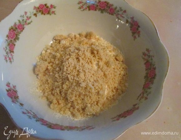 Очищенный миндаль смолоть в блендере и перемешать с пшеничной мукой.
