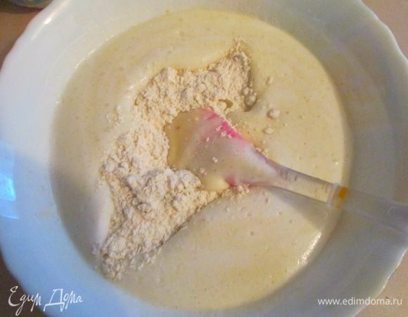 Всыпать сухую смесь и снова все аккуратно перемешать.

