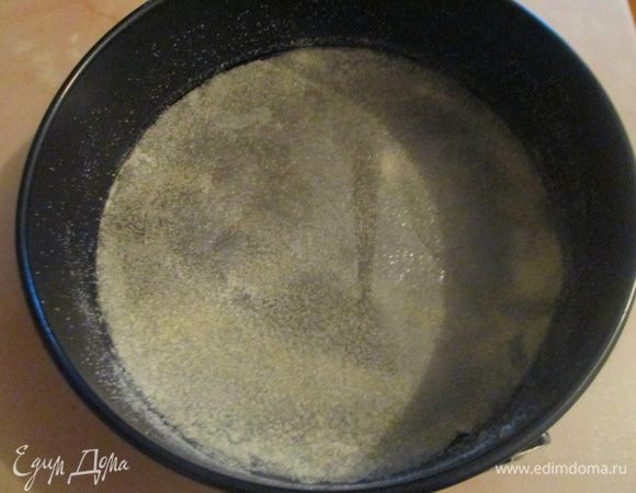 Форму смазать растительным маслом и посыпать мукой.