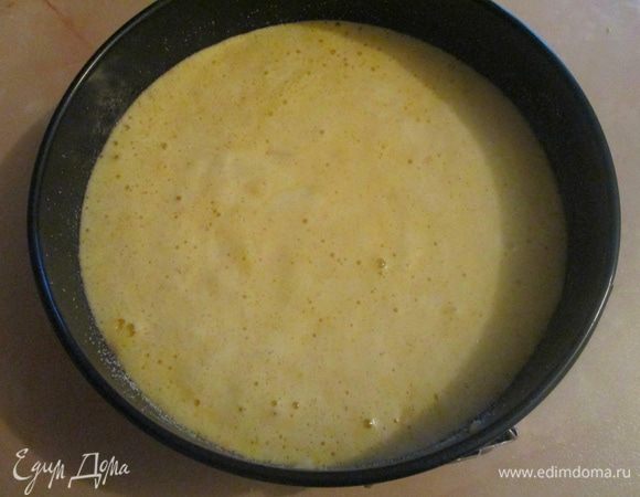 Выложит в форму тесто. 
Распределить его как можно ровнее по всей поверхности формы. 
Выпекать в заранее разогретой до 200°С духовке в течение 30-40 минут до светло-коричневого цвета.
