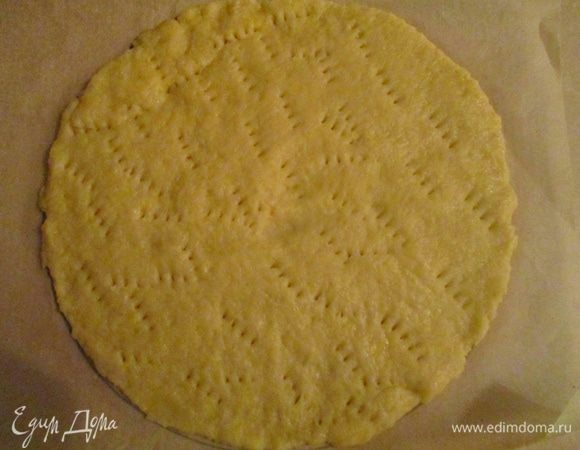 Многократно наколоть вилкой и поставить корж в разогретую заранее до 180°С духовку. Выпекать около 15 минут до золотистого цвета.

