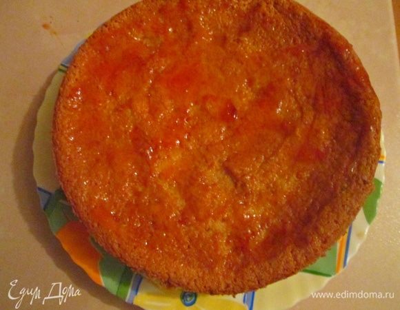 Сверху аккуратно уложить миндально-тыквенный корж.
Сделать в пироге несколько проколов зубочисткой и, не спеша, в несколько приемов смазать кисточкой всю поверхность пирога получившимся сиропом, каждый раз дожидаясь, чтобы сироп полностью впитался.
Джем разогреть и кисточкой нанести тонким слоем на всю поверхность пирога.
