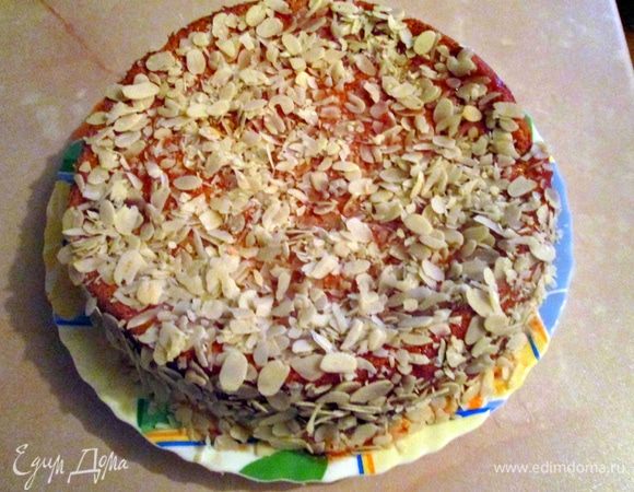 Обсыпать пирог миндальными лепестками. Украсить дольками апельсина.
Пирогу надо обязательно дать настояться. Хотя бы 2-3 часа, а лучше ночь. На следующий день пирог будет просто волшебным! 