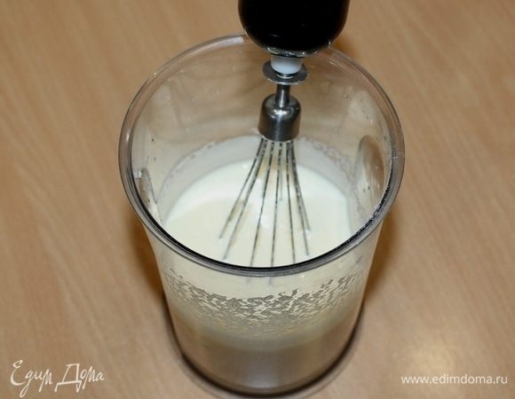 Яйца взбить с сахаром до белой пены.