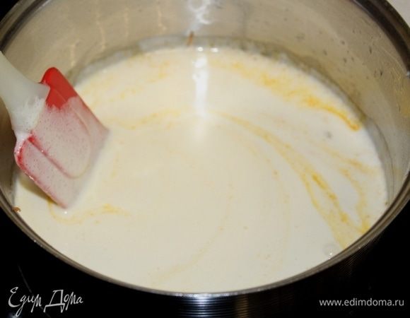 Добавить взбитые яйца, перемешать и снять с плиты.