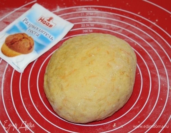 Замесить тесто, если тесто будет липнуть к рукам, добавить еще немного муки.