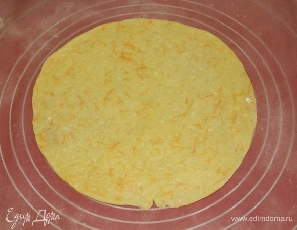 Раскатать корж диаметром 20-22 см и отправить в духовку на 5-7 минут при 190°C.