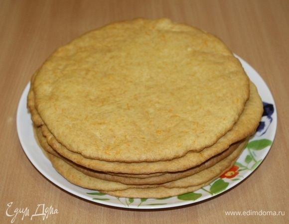 Испечь все коржи, остудить.