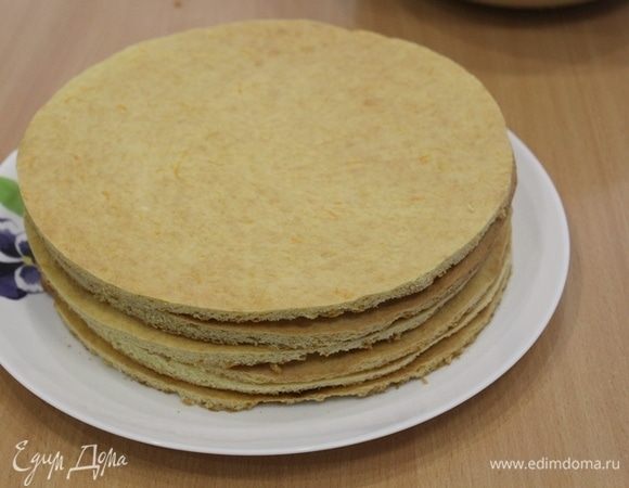 Обрезать, с помощью тарелки или формы, лишнее у коржей.