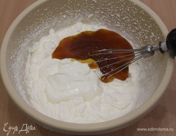 Для крема взбить сливки с сахаром, добавить жирную сметану и облепиховый джем или варенье.