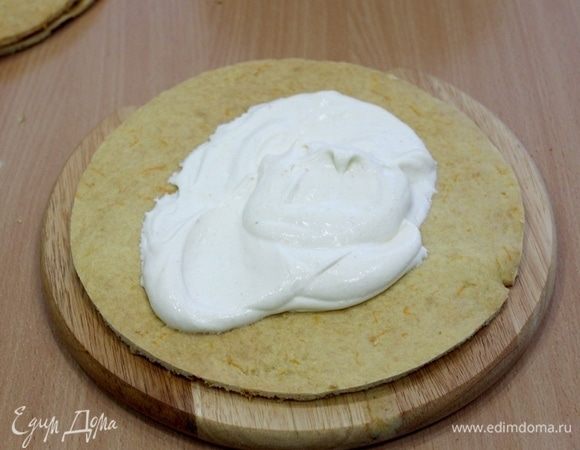 Нанести крем на коржи.