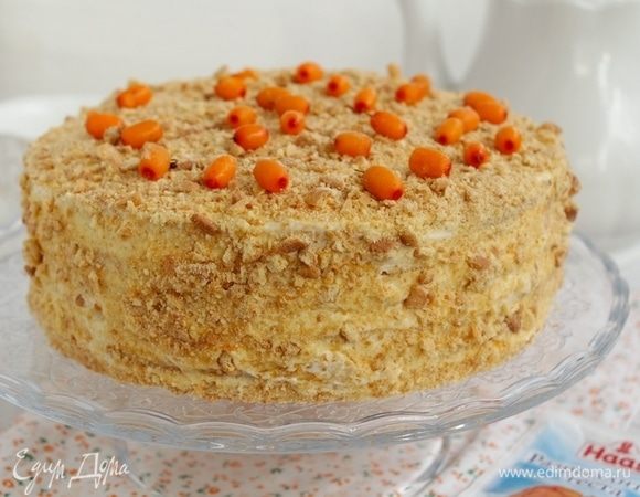 Обрезки от коржей измельчить и нанести на торт, украсить на свое усмотрение.