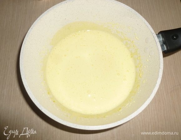 Яйца взбить с сахаром в пышную пену.