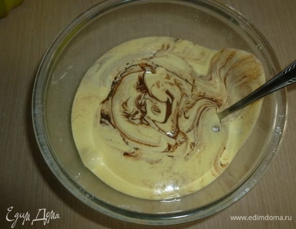 Соединить яичную, шоколадную и мучную смеси. Добавить ванилин ТМ HAAS. Перемешать все.