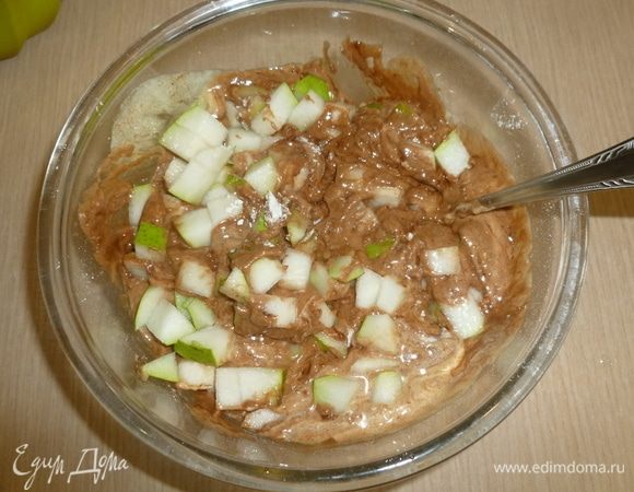 Груши нарезать кубиками, добавить в тесто, добавить йогурт. Перемешать.