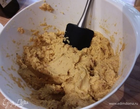 Погружным блендером взбить до однородной консистенции. Можно попробовать на вкус, если вам не хватает какой-то специи, соли или чеснока, добавьте их сейчас. При помощи холодной воды вы можете контролировать консистенцию хумуса, если вам покажется, что он слишком густой. Добавляйте воду по чуть-чуть до желаемой густоты. 