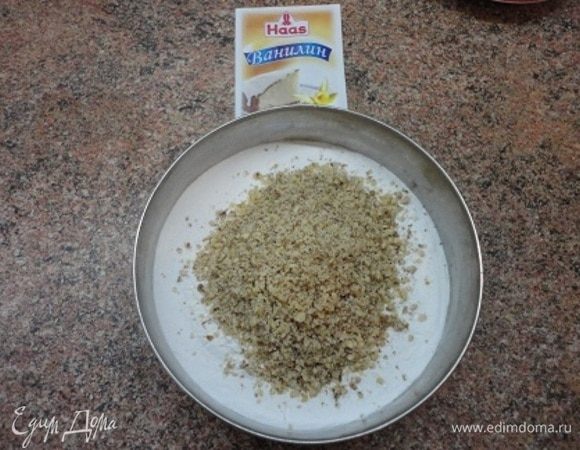 Соединить муку, крахмал, разрыхлитель и мелко измельченные орехи.