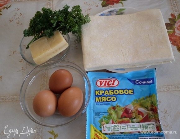 Подготавливаем продукты. 4 яйца отвариваем в подсоленной воде. Остужаем и очищаем.