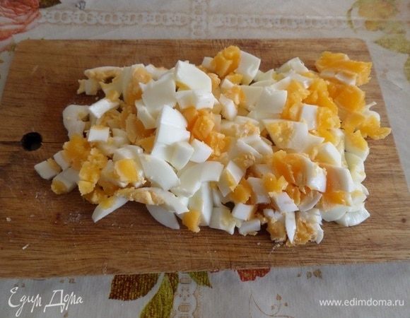 Нарезаем отварные яйца.