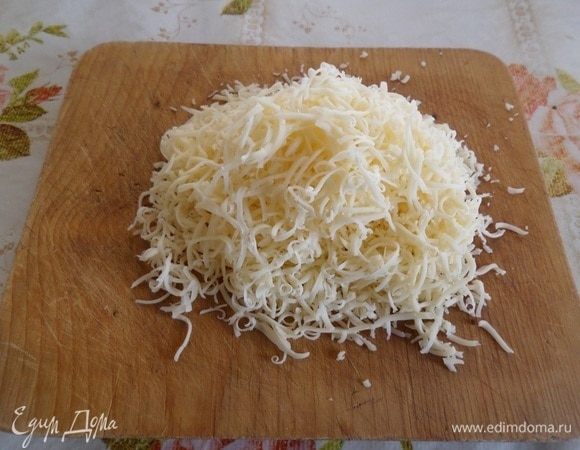 Сыр натираем на терке.