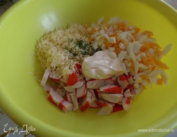 Выкладываем в чашку нарезанные ингредиенты и натертый сыр. Добавляем соль, зелень и майонез.